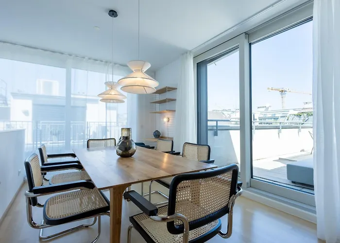 Dachgeschoss-maisonette Mit Terrasse Am Karlsplatz Βιέννη