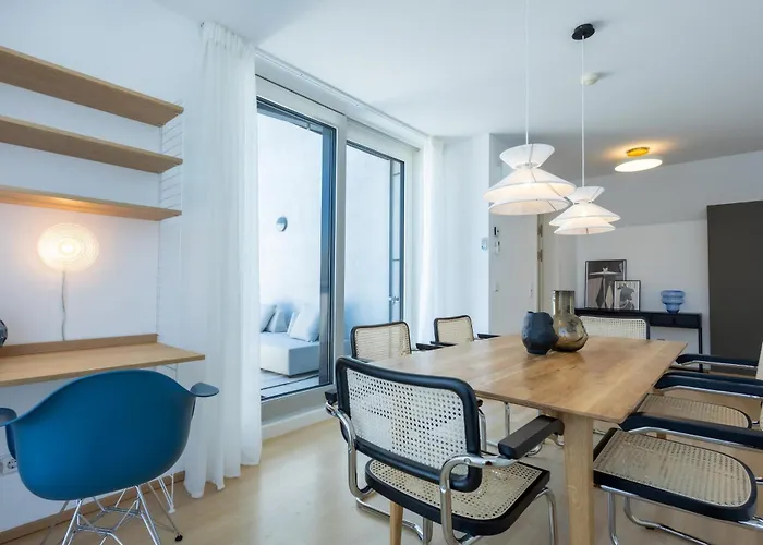 Dachgeschoss-maisonette Mit Terrasse Am Karlsplatz *